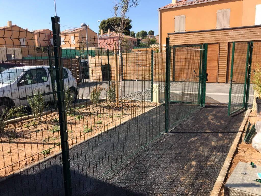 Grillage rigide et portillon vert – NATIONAL CLOTURE