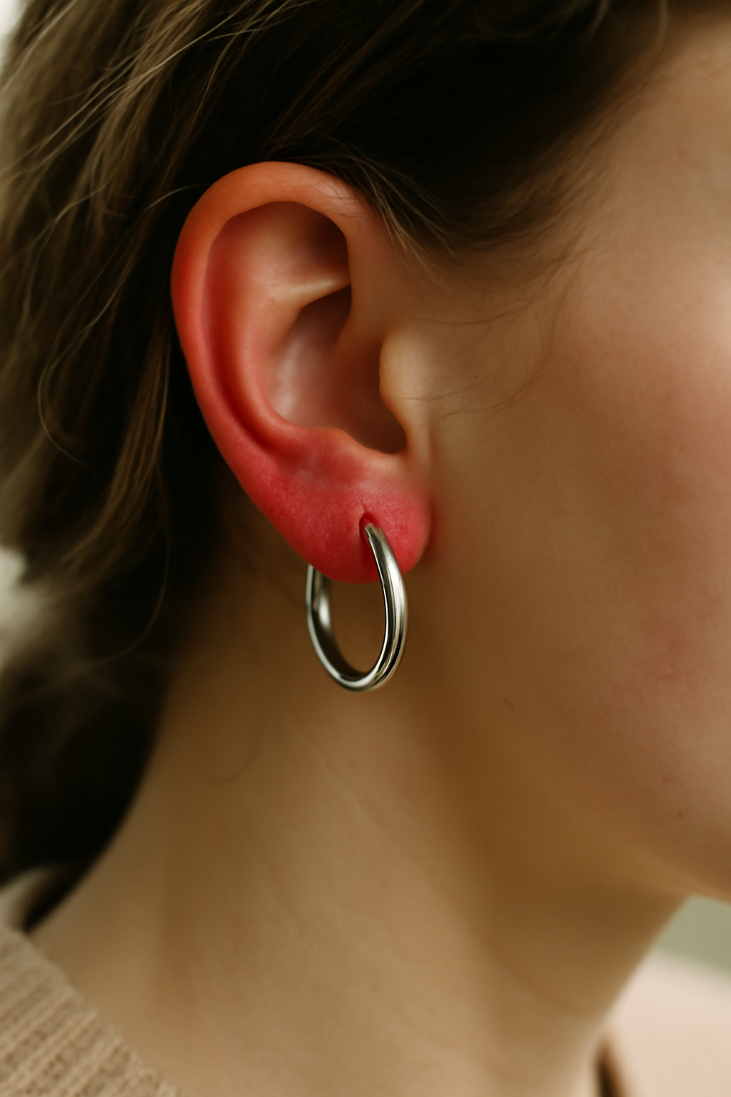 découvrez pourquoi vous pouvez faire une allergie à vos boucles d'oreille et comment identifier les symptômes pour mieux les éviter.