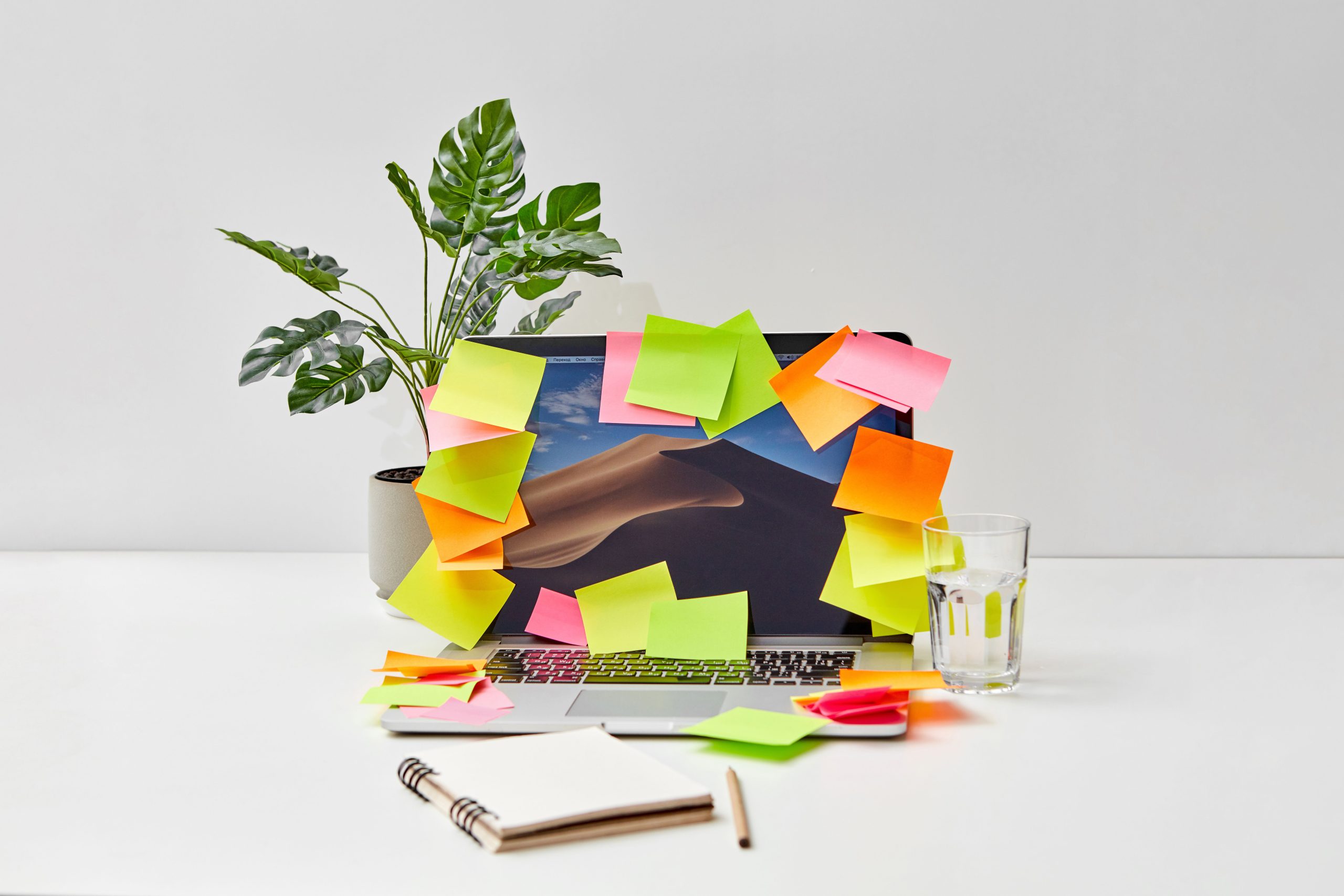 découvrez l'histoire fascinante de l'invention des post-it, ces petits papiers adhésifs indispensables, et apprenez qui est à l'origine de cette innovation pratique.