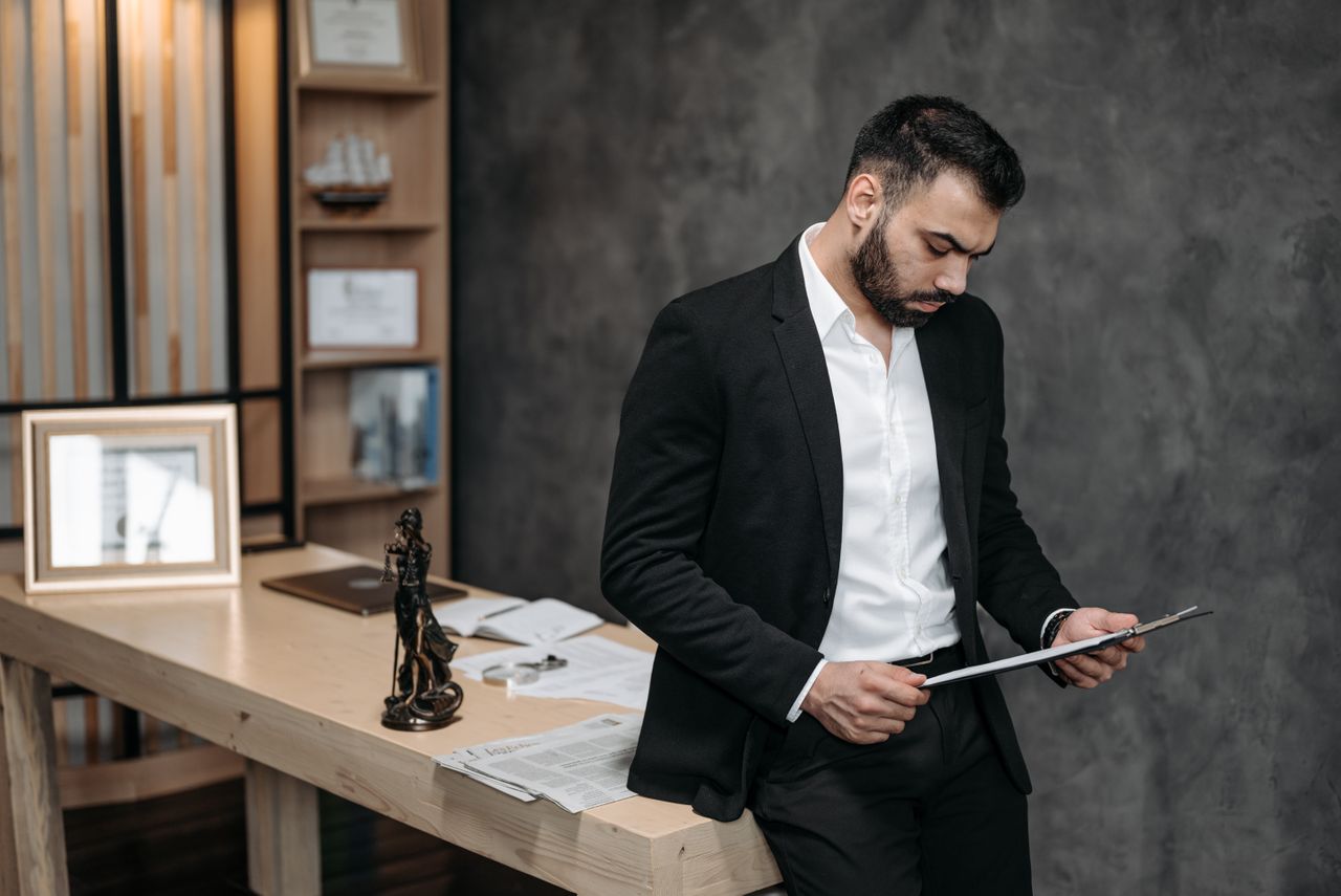 découvrez combien gagne un avocat commis d'office, les tarifs appliqués et les facteurs qui influencent sa rémunération dans le cadre de sa mission de défense gratuite.