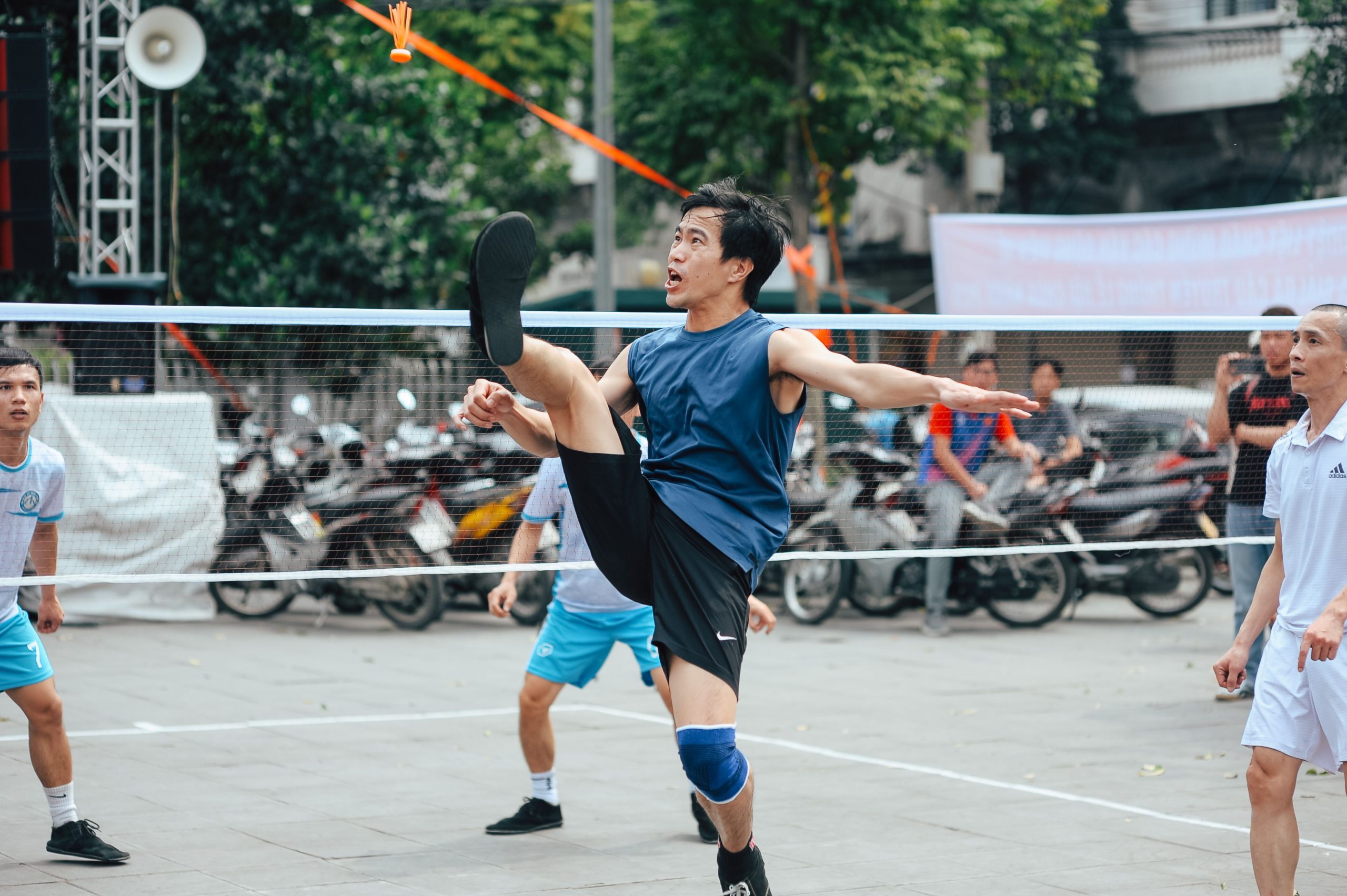 découvrez l'histoire du foot volley et apprenez qui a inventé ce sport alliant football et volley-ball.